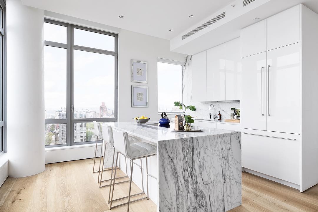 Minimalist kitchen with light hardwood floors. Photo by Instagram user @moncerflooring