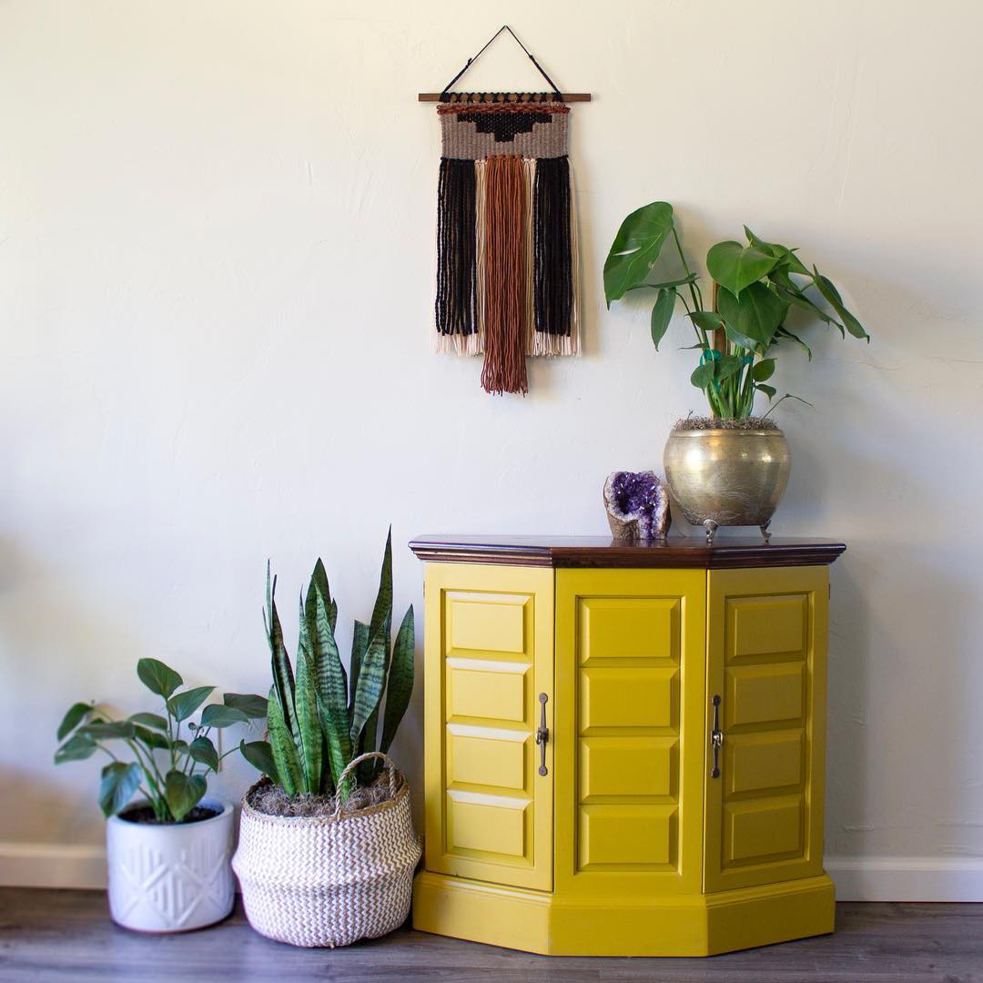 Minimalist furniture and plants. Photo by Instagram user @keyaiira