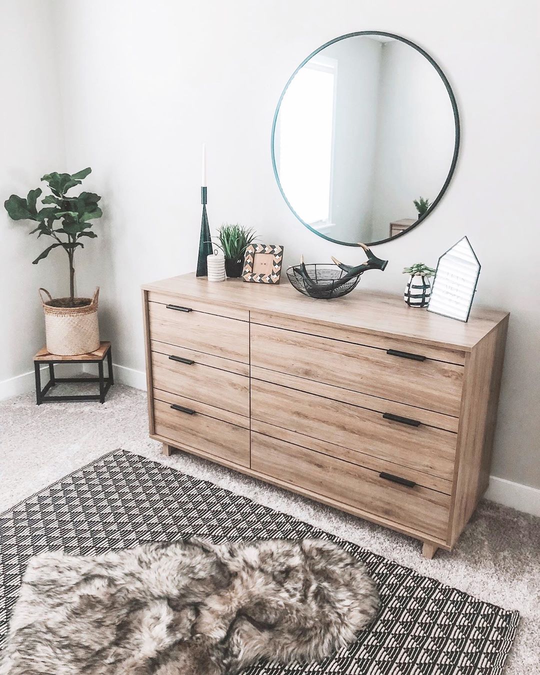 Minimalist bedroom with patterned rug and dresser. Photo by Instagram user @homesweethorton