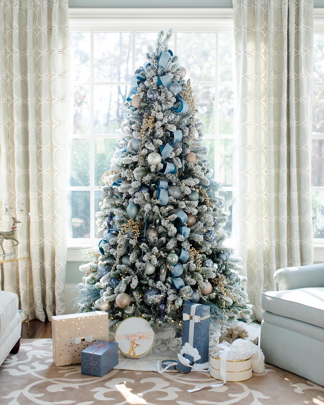 Decorated Christmas Tree in Very Clean, Minimalist Living Room. Photo by Instagram user @bluegraygal