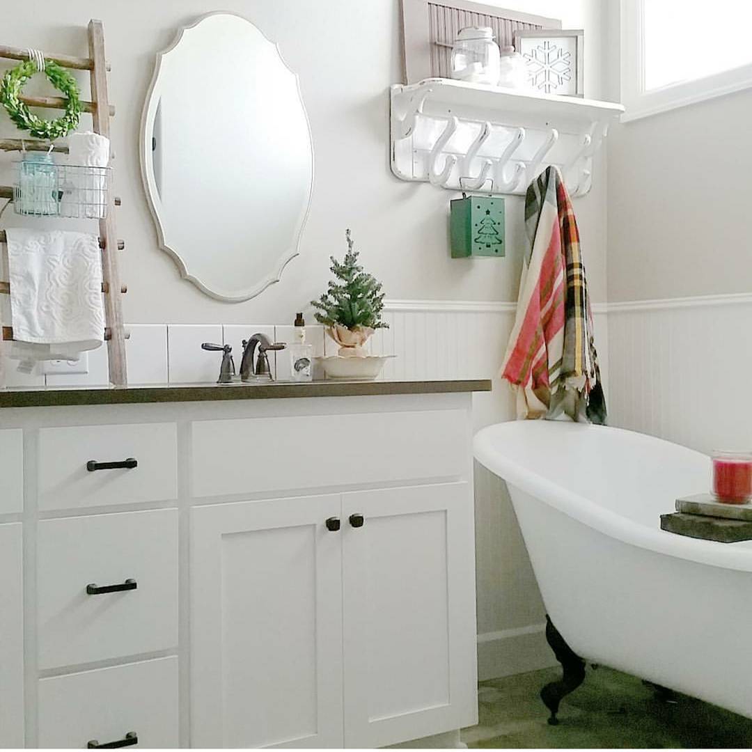 Organized Bathroom with Hanging Storage and Pristinely Cleaned Countertops and Floor. Photo by Instagram user @orchardslope