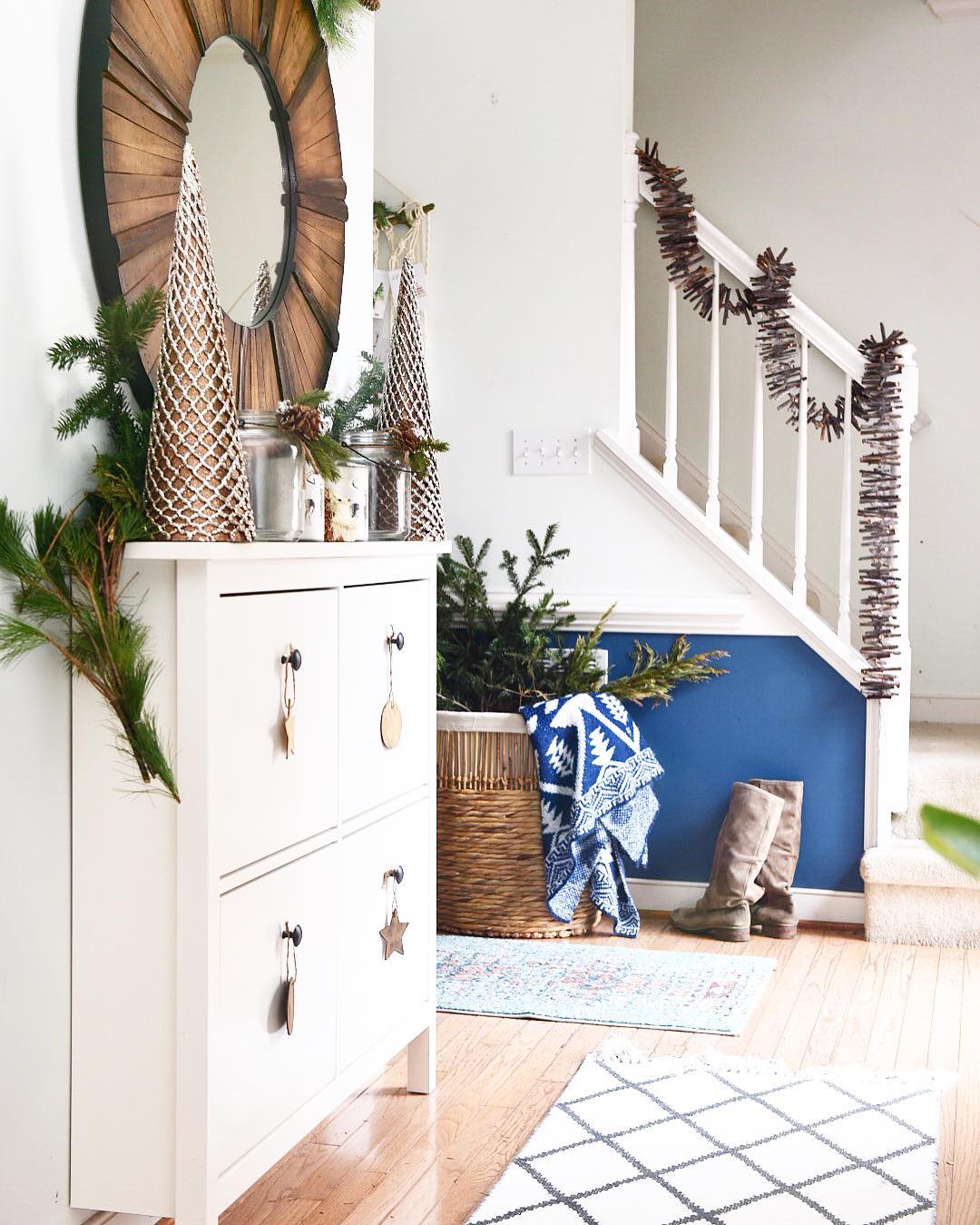 Clean Home Entryway with Decorative Mirror. Photo by Instagram user @place_ofmy_taste