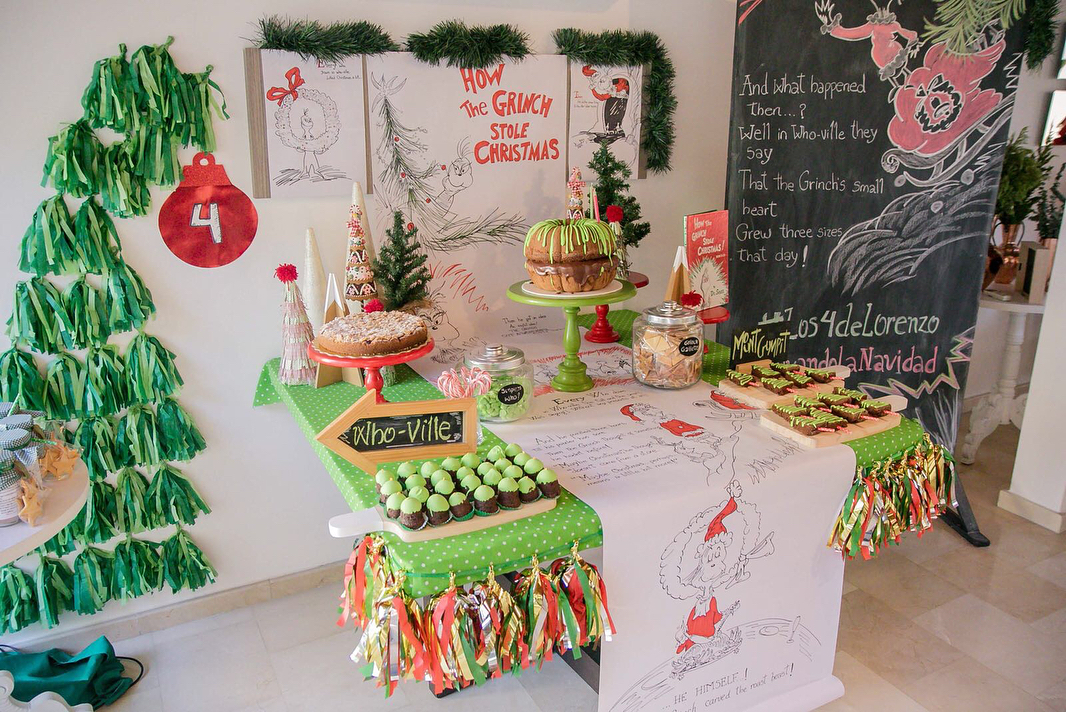 Table in Home Decorated for Grinch-Themed Christmas Party. Photo by Instagram user @insidesibaritas
