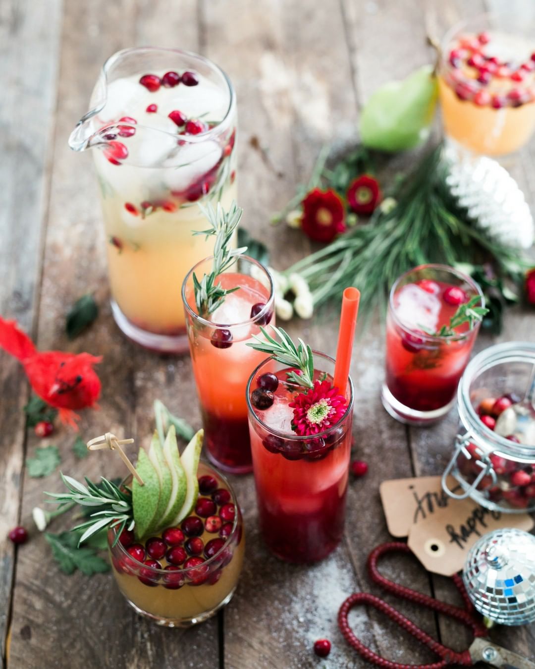 Christmas Cocktails Adorned with Cranberries. Photo by Instagram user @shaunjohnsonevents
