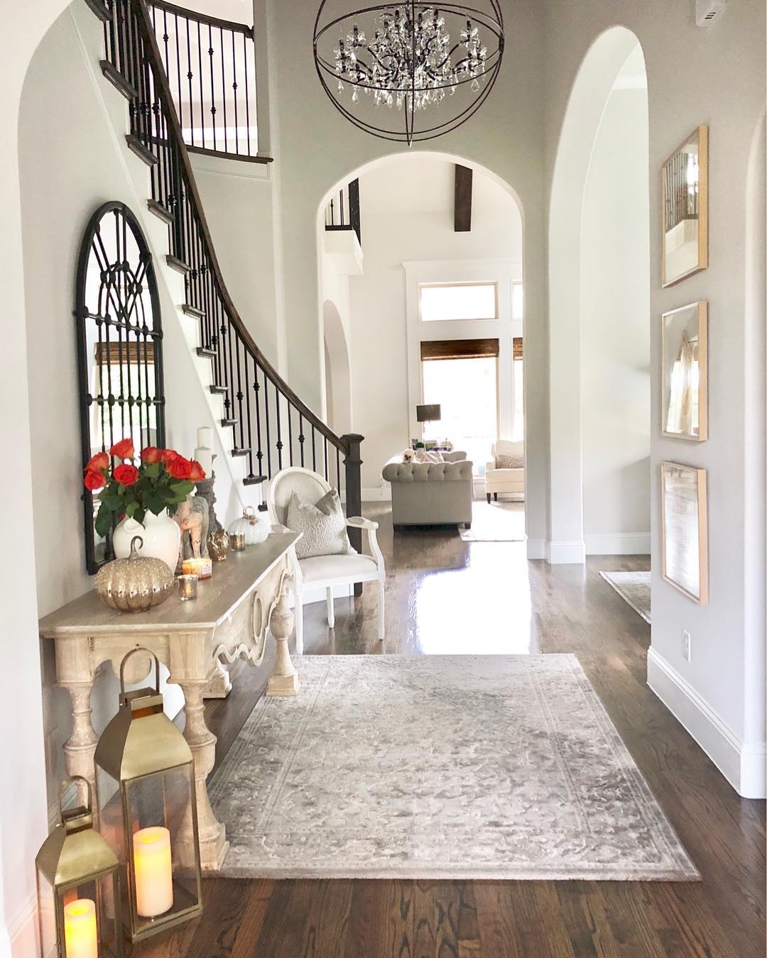 Tidy Home Entryway with Festive Decorations. Photo by Instagram user @classicstylehome