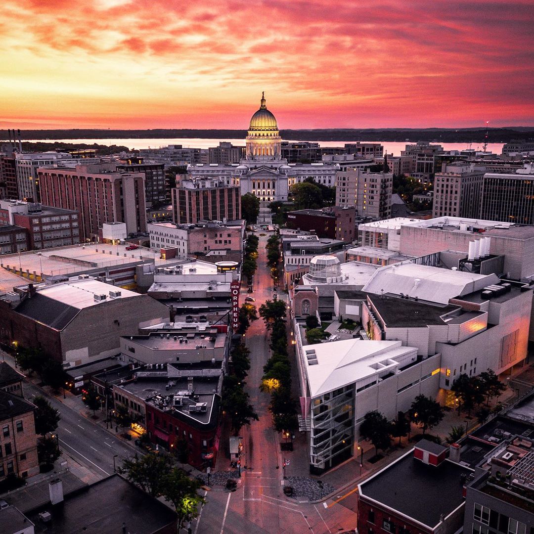 Madison wisconsin capitol building at dusk photo by Instagram user @paulf.photos