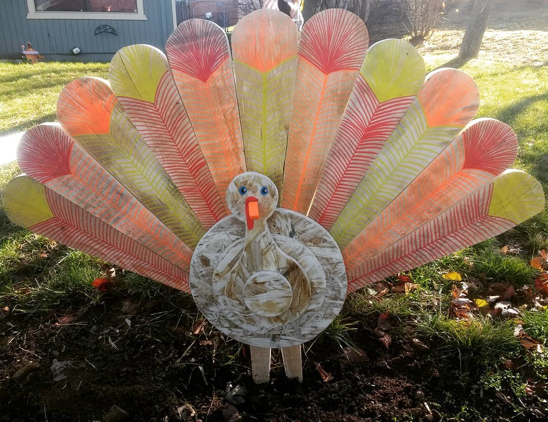 Turkey Decoration Made with Wood Pallet Pieces. Photo by Instagram user @heroichatchling