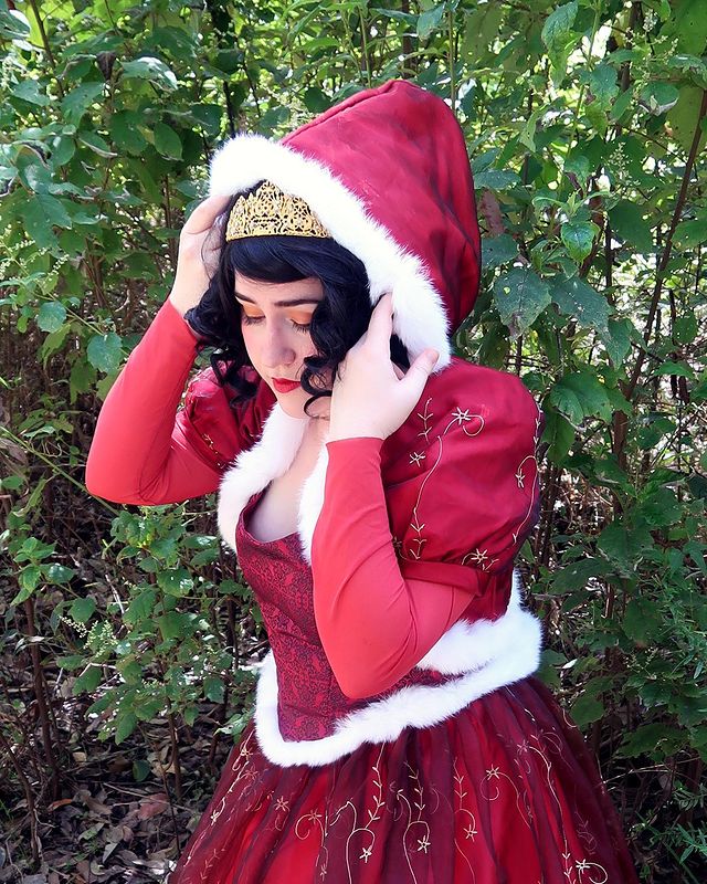 Woman in a Mrs Clause Cosplay. Photo by Instagram user @kirileecosplay