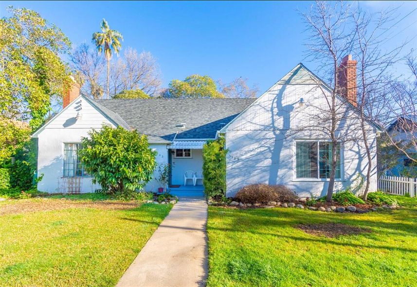 Small Ranch Duplex in Tahoe Park, Sacramento. Photo by Instagram user @mike0c
