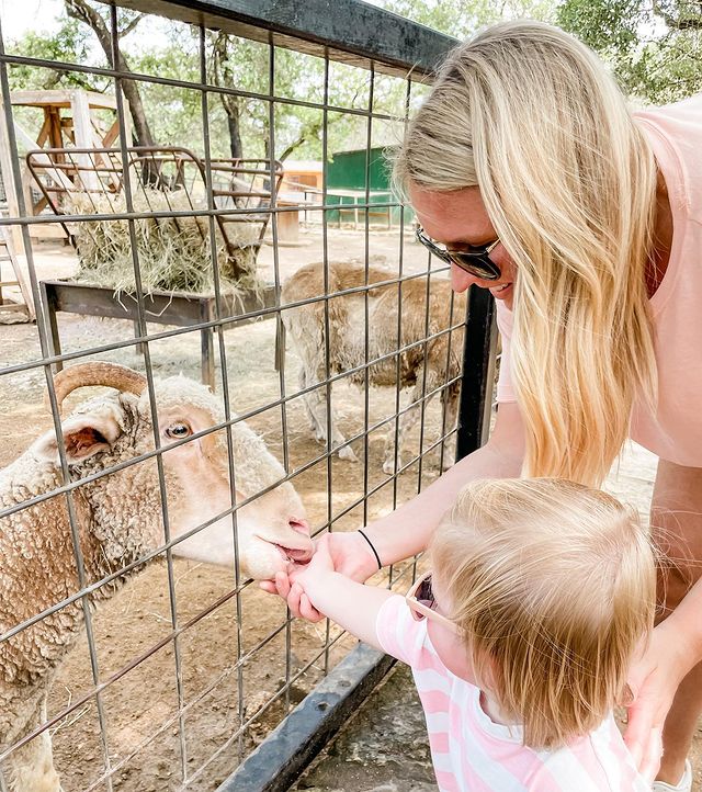 A kid feeding an animal at the Austin Zoo. Photo by Instagram user @laa.anderson