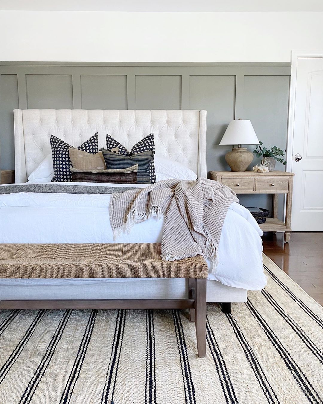 Neutral bedroom with patterned rug. Photo by Instagram user @theheartandhaven