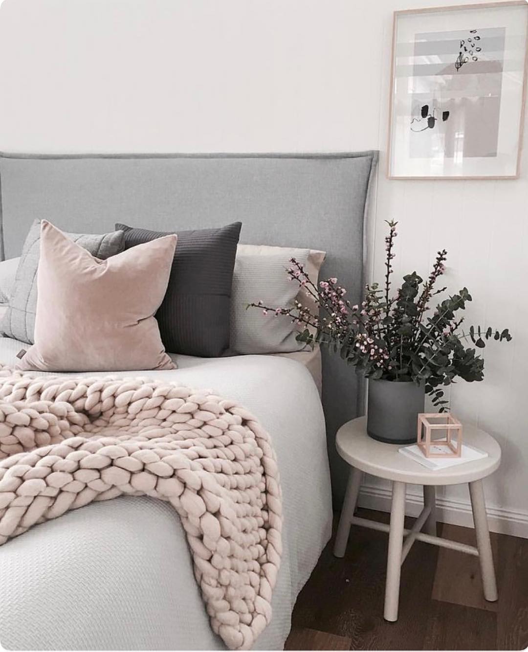 Cozy feng shui bedroom. Photo by Instagram user @ashleypeacock