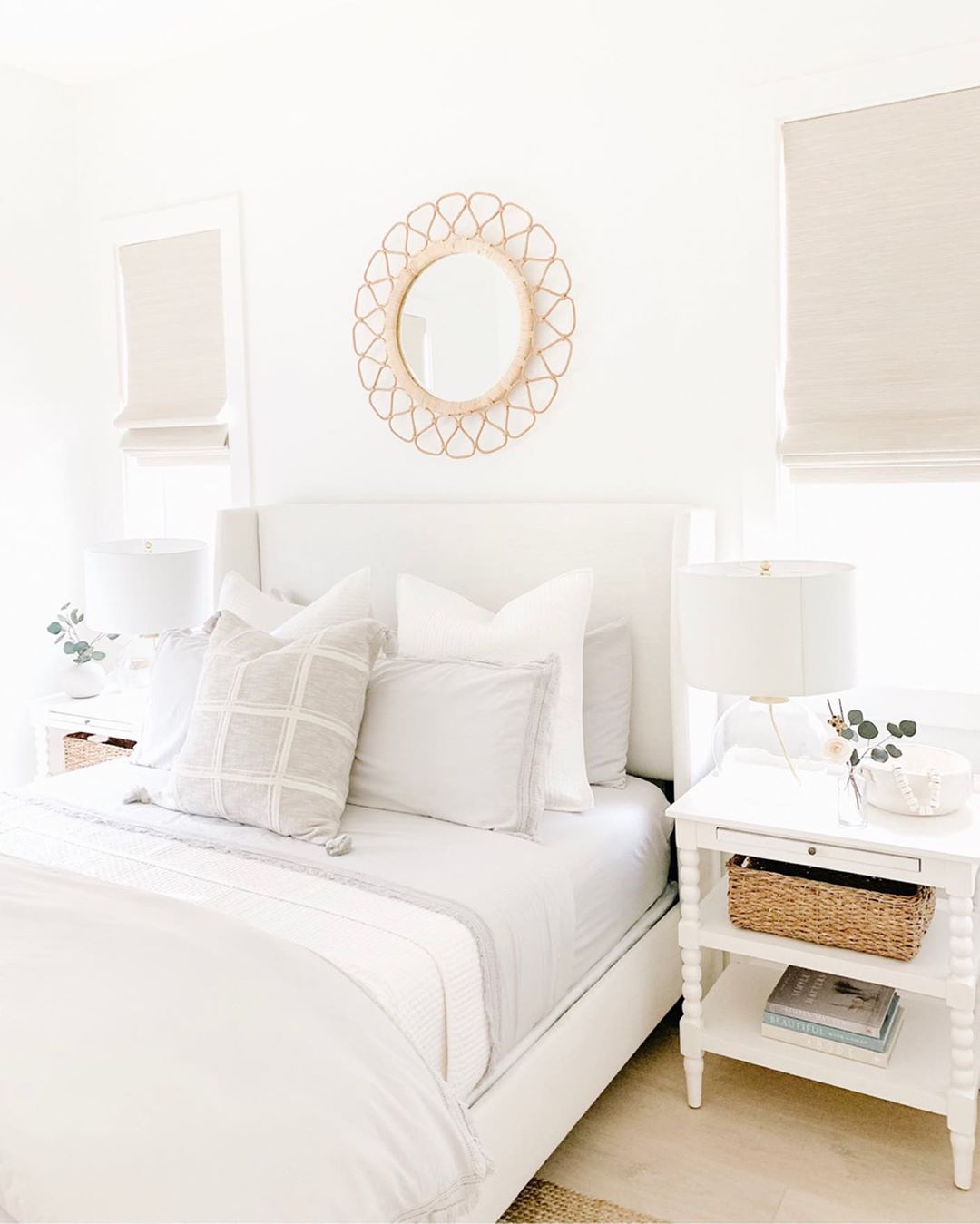 Small mirror above bed. Photo by Instagram user @anna.joy