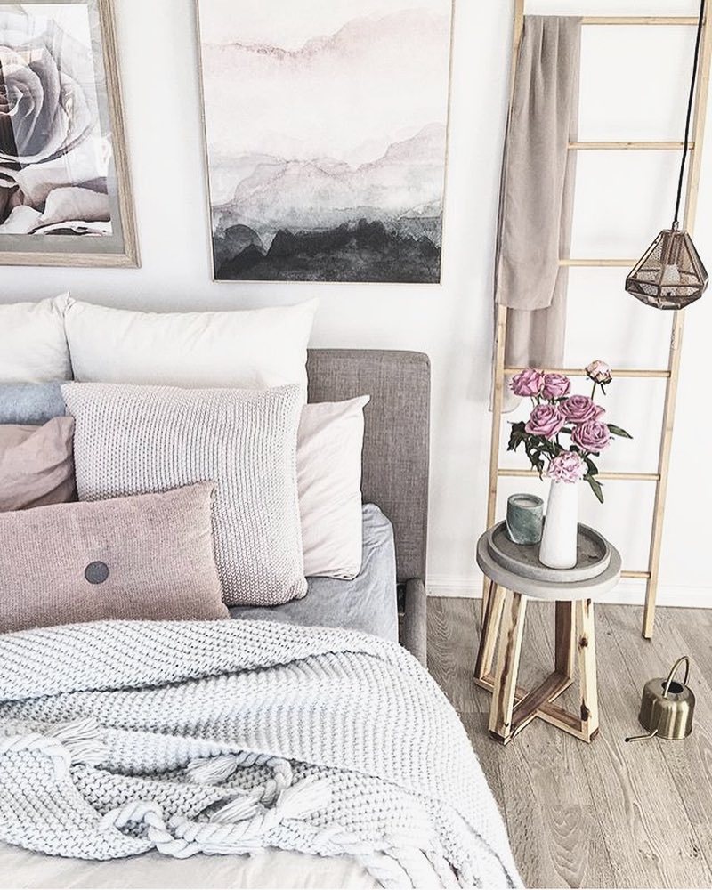 Cozy neutral bedroom with small nightstand. Photo by Instagram user @estudiodozi