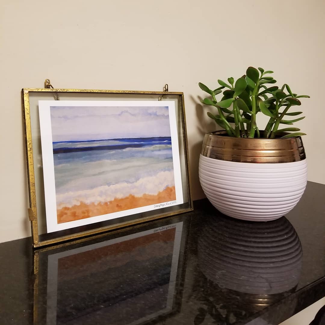 Metal picture frame and plant pot. Photo by Instagram user @champagne.reid
