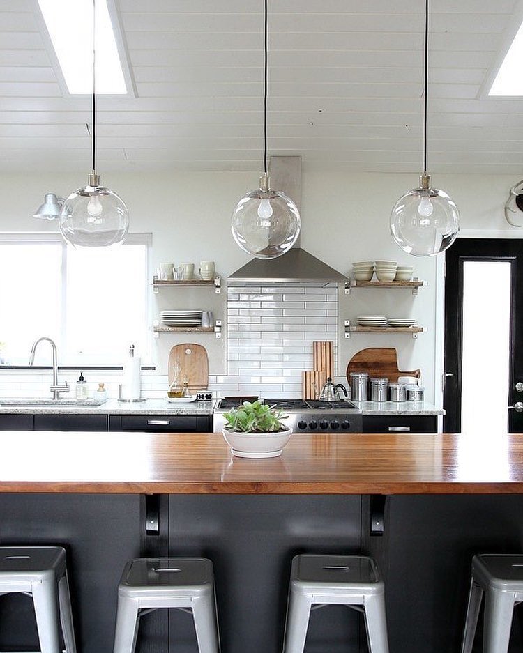 Modern minimalist kitchen. Photo by Instagram user @fengshui.home