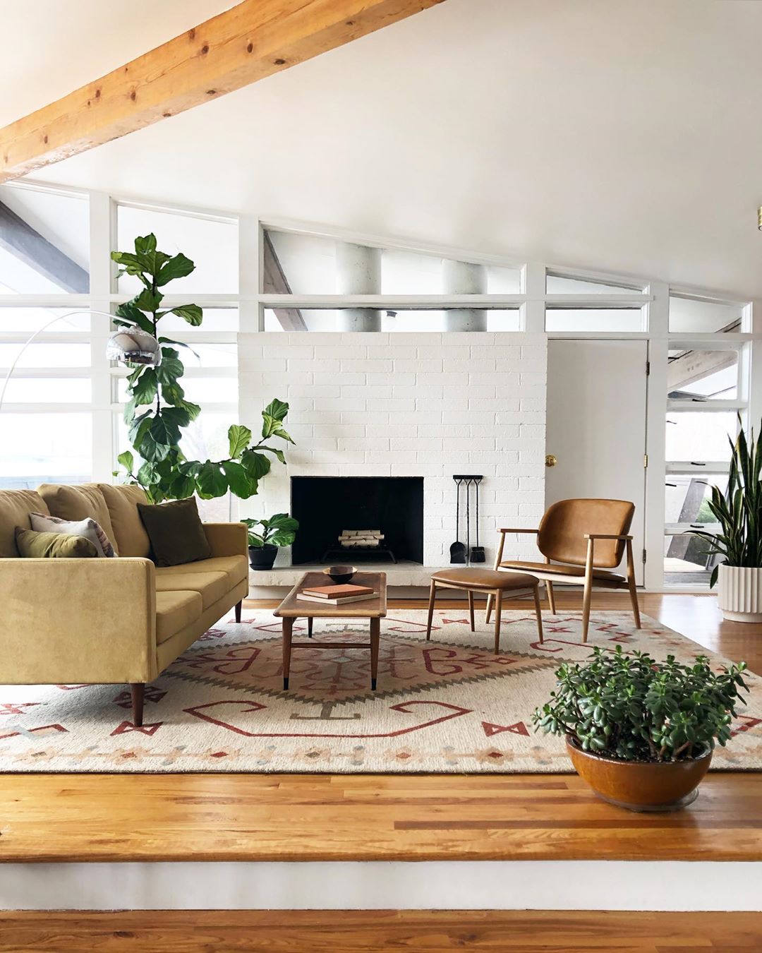 Mid-century modern living room. Photo by Instagram user @postandbeamliving