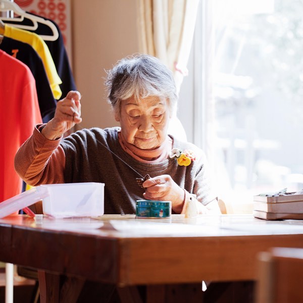 Elderly Woman Sewing in a Shop. Photo by Instagram user @harakohei