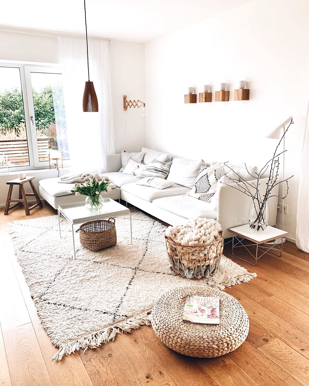 Cozy minimalist living room decor. Photo by Instagram user @living.hoch3