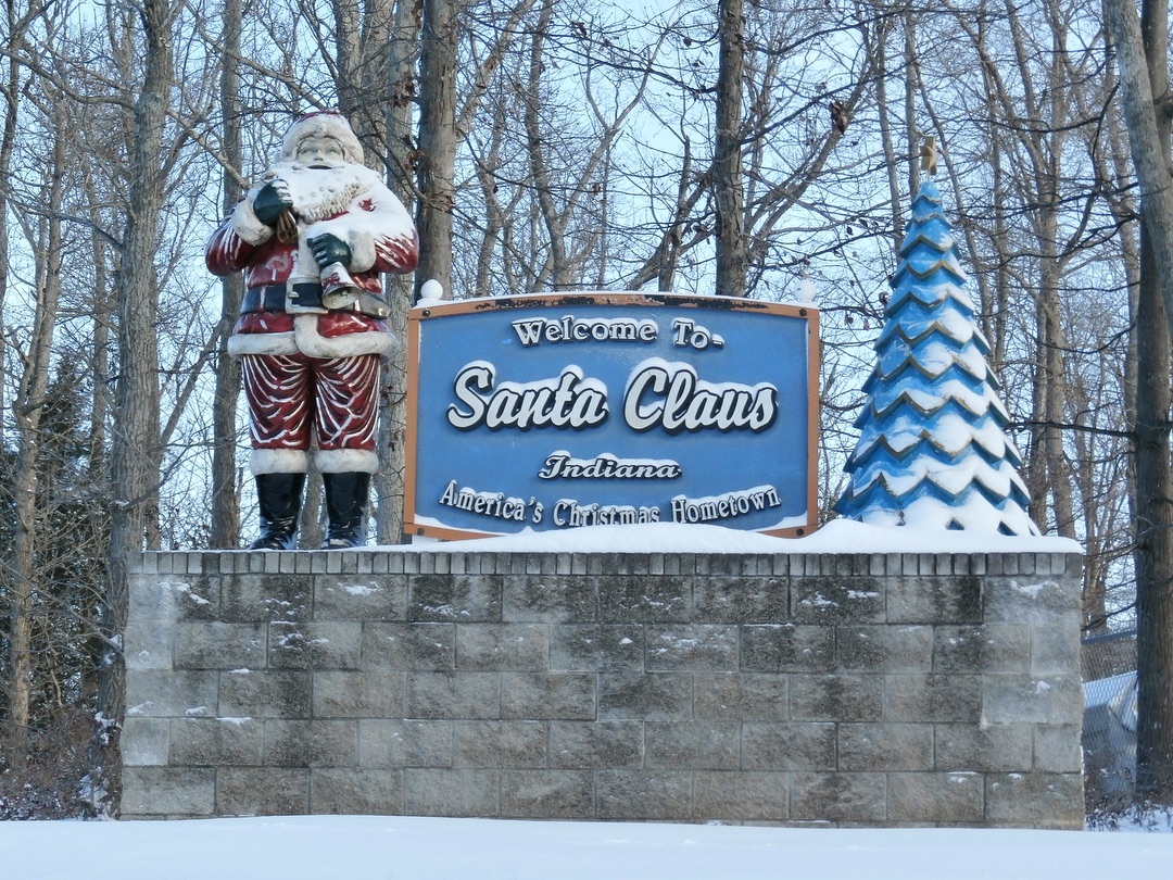 Santa Claus statue next to Santa sign. Photo by Instagram user @wetravelthere