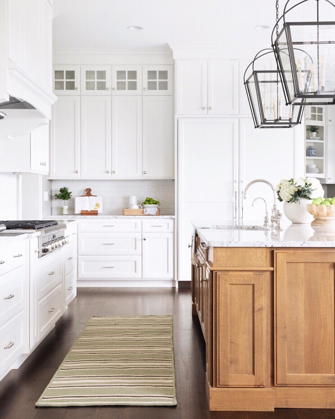Large modern kitchen. Photo by Instagram user @thehouseofbrookeandlou