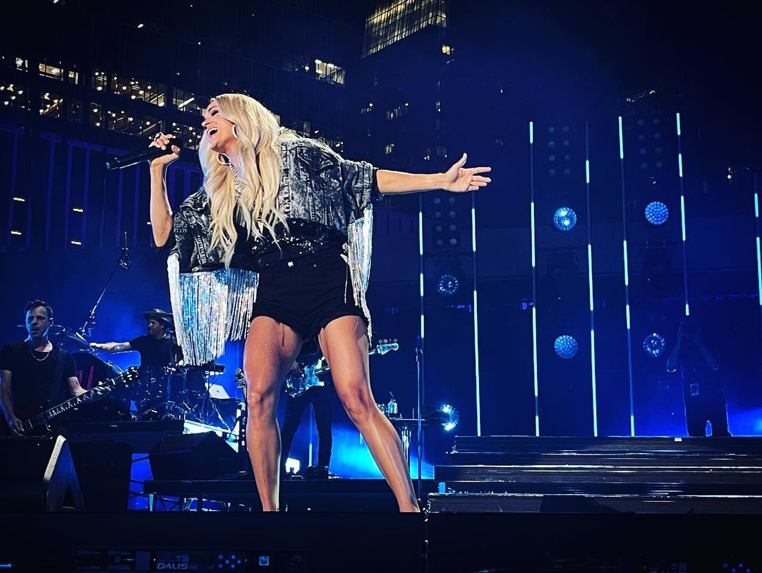 Carrie Underwood Singing On-Stage. Photo by Instagram user @theedwardjames