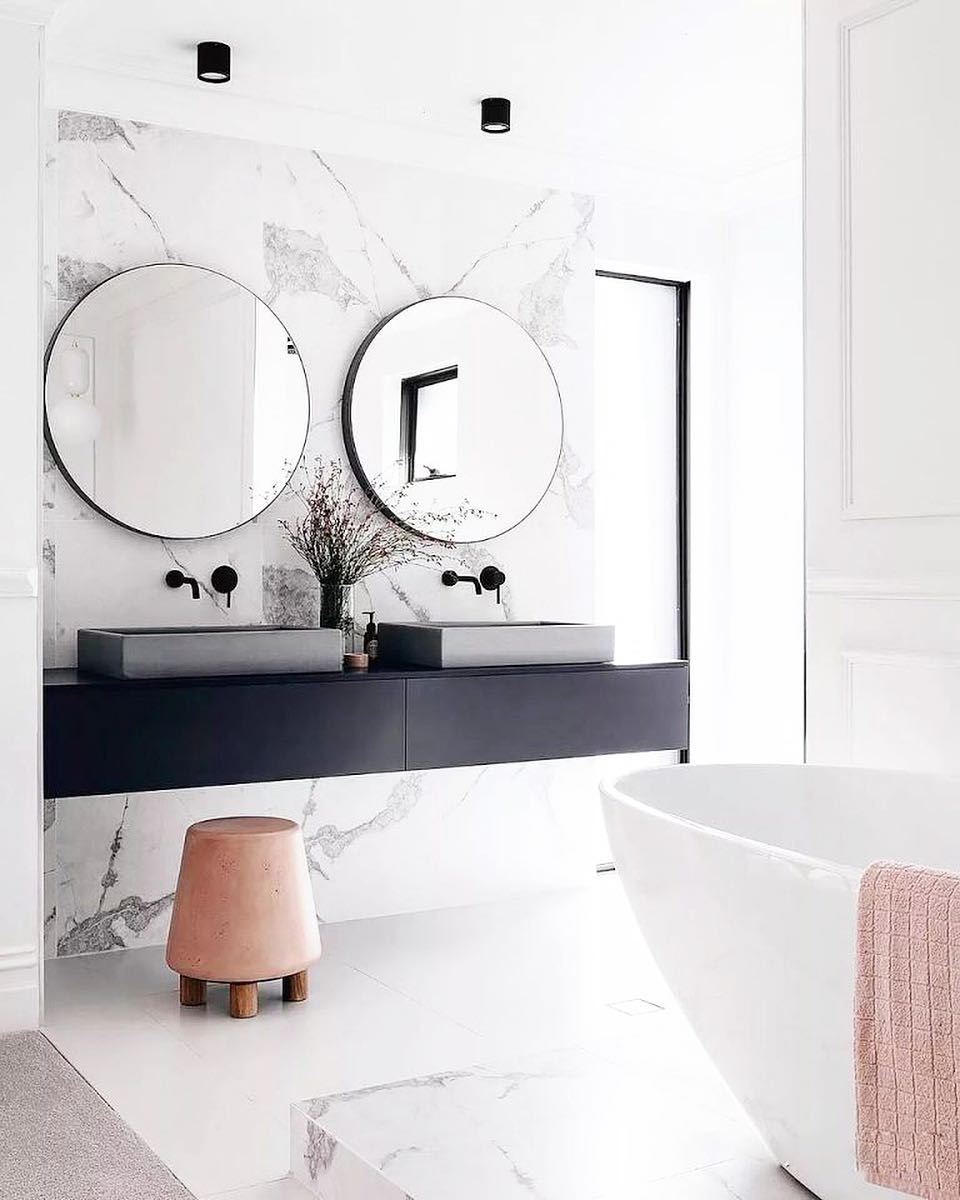 Marble bathroom with pink accents. Photo by Instagram user @marieburgos.design