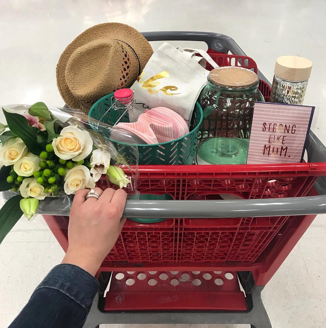 Person Pushing Shopping Cart Filled with Flowers, Hats, Jars, and Other Knick Knacks. Photo by Instagram user @mrs.tayflowers