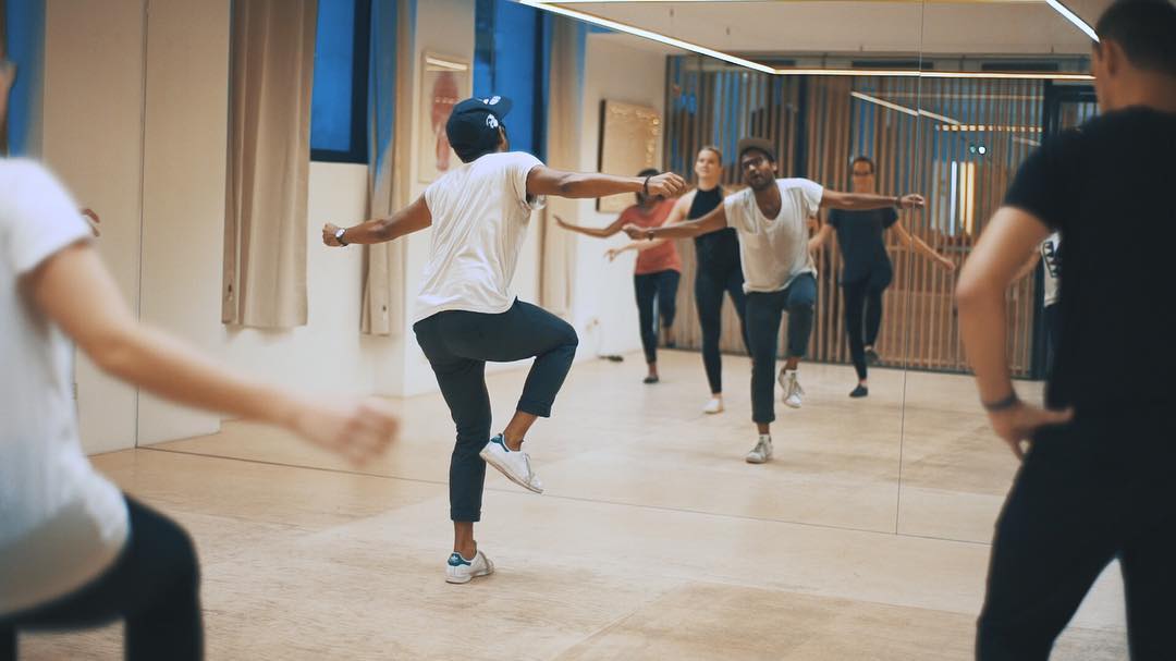 Man in Front of a Giant Mirror Leading a Dance Class. Photo by Instagram user @lestudio_club