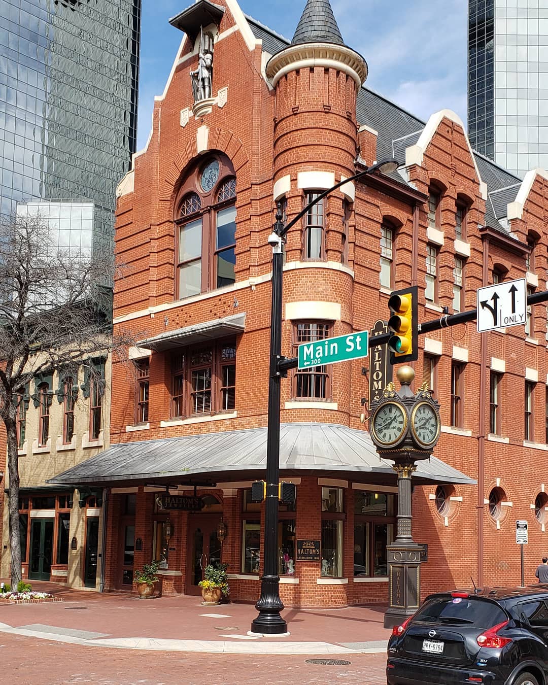 Large, church style red brick building sitting on main street Fort Worth. Photo by Instagram user @apsergiopessoa