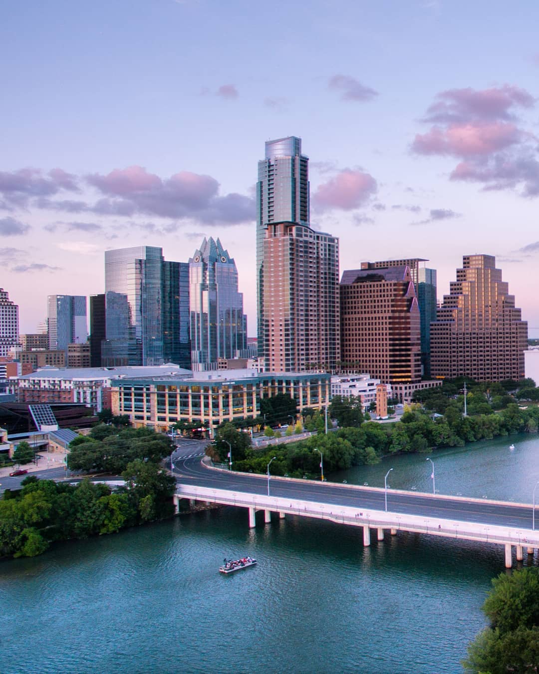 Austin TX skyline overlooking river photo by Instagram user @zoerikardo