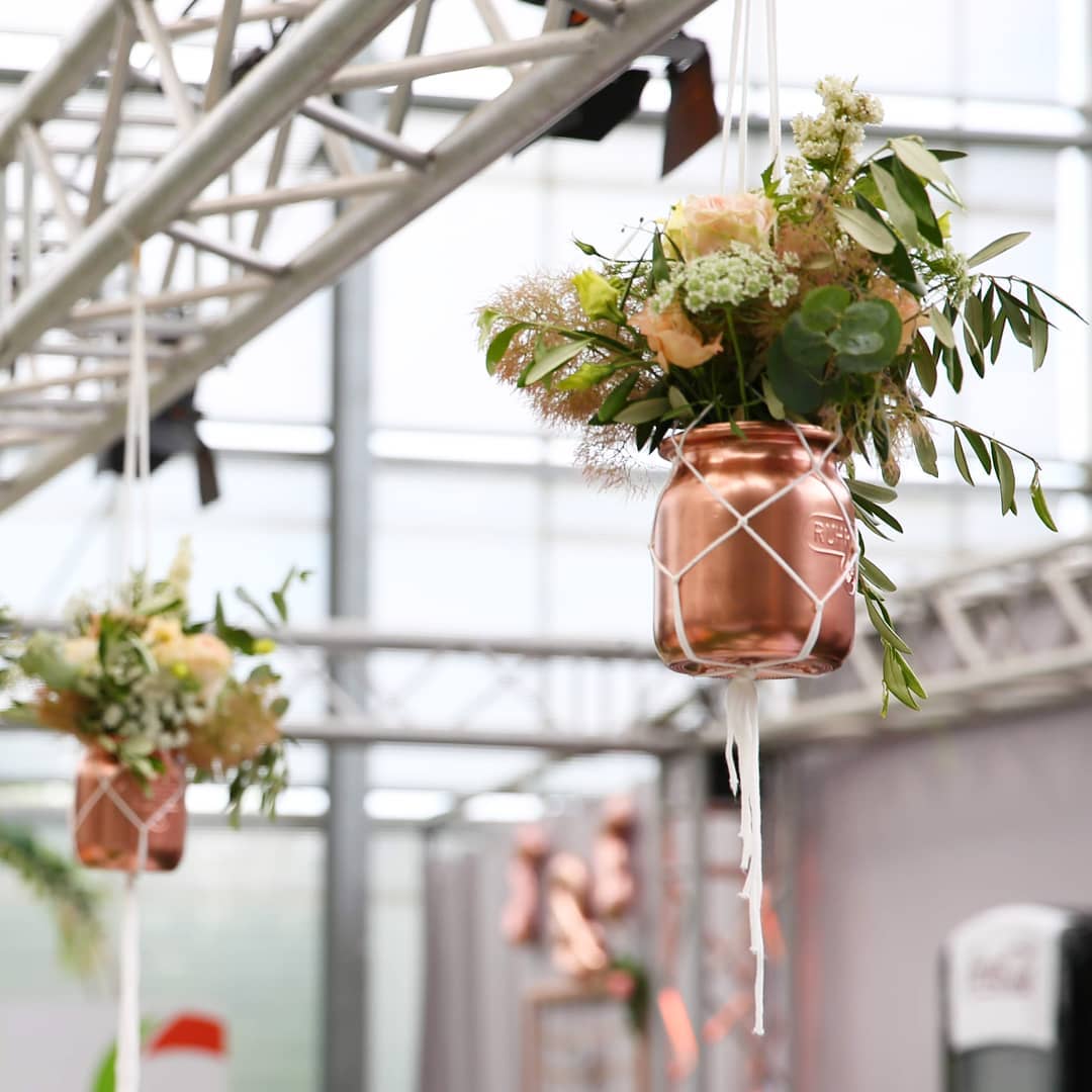 DIY Hanging Flower Pots at a Wedding. Photo by Instagram user @bines.einfallsreich