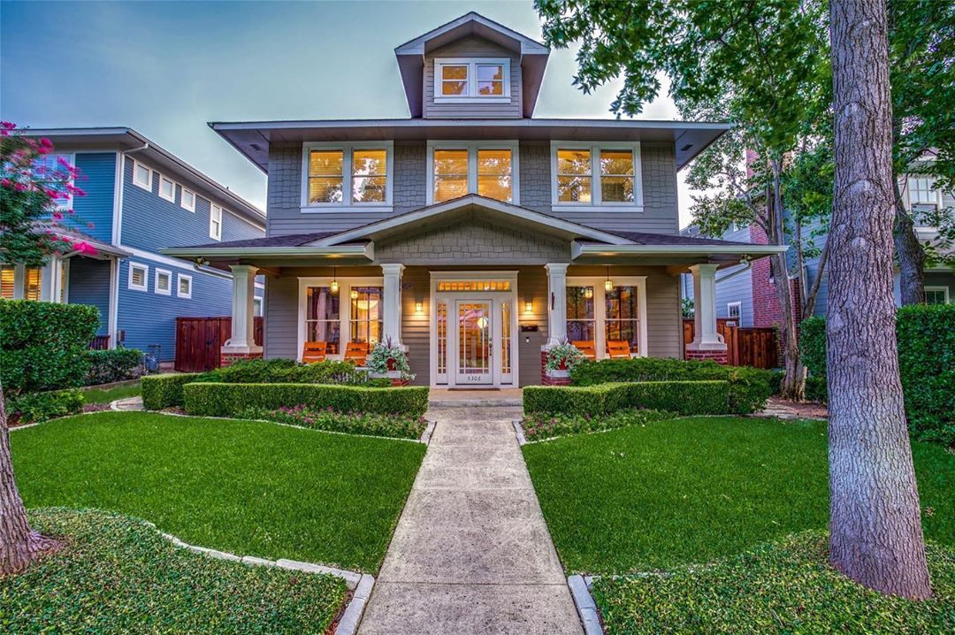 Front of a two-story American Foursquare style home in Vickery Place. Photo by Instagram user @crgdfw