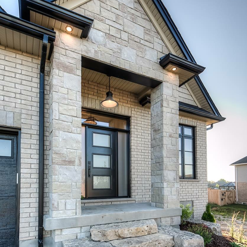 House with modern front door. Photo by Instagram user @duimeringhomes