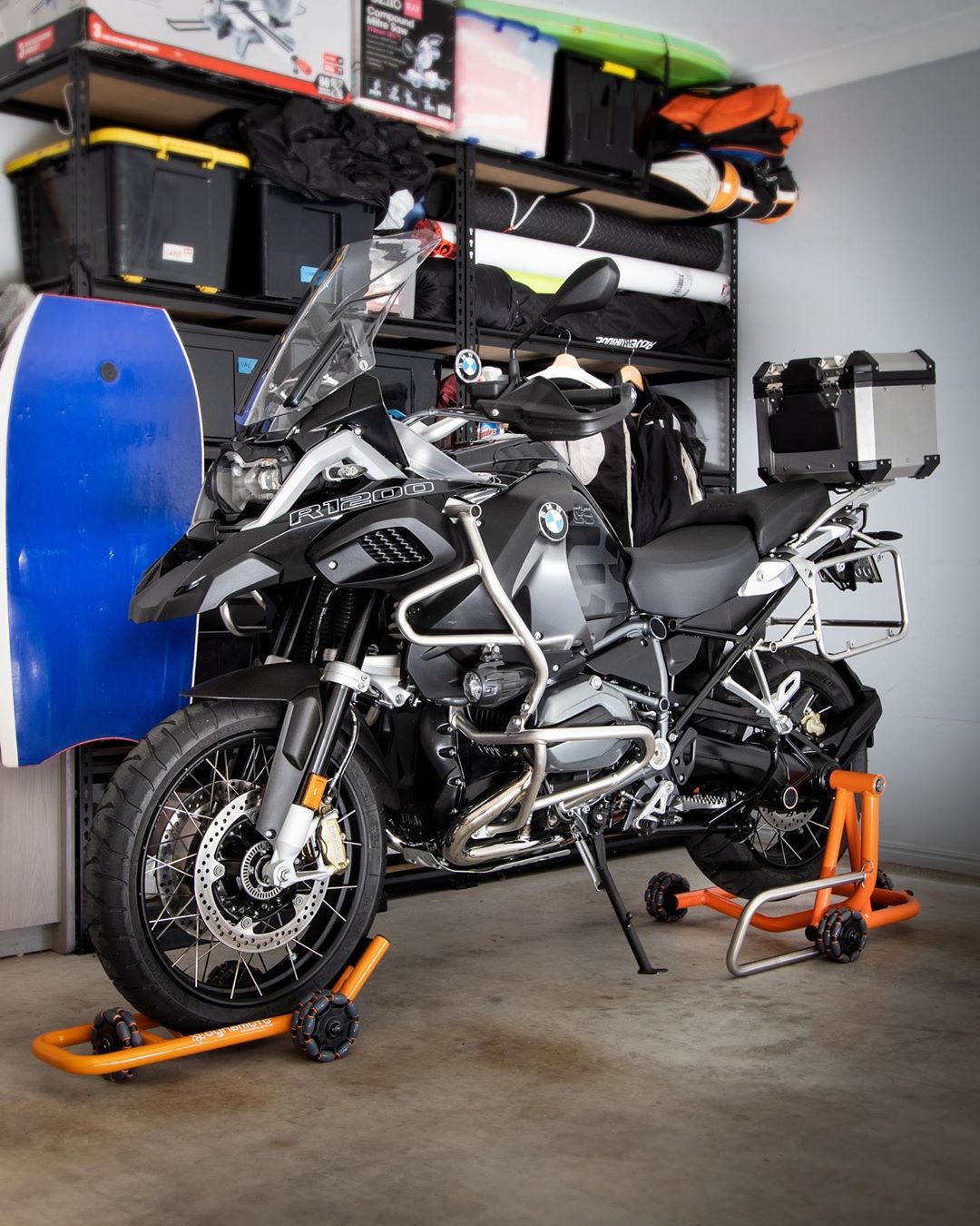 bmw motorcycle on a rolling lift in a home garage photo by Instagram user @dynamoto_official