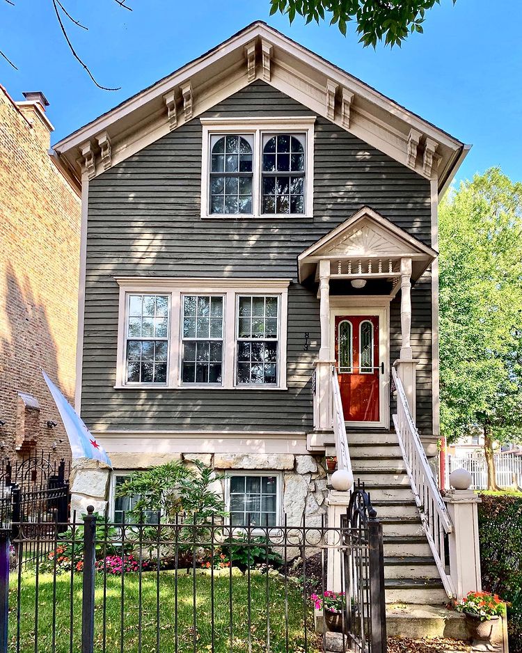 Gray clapboard home with red door. Photo by Instagram user @doorwaysofchicago