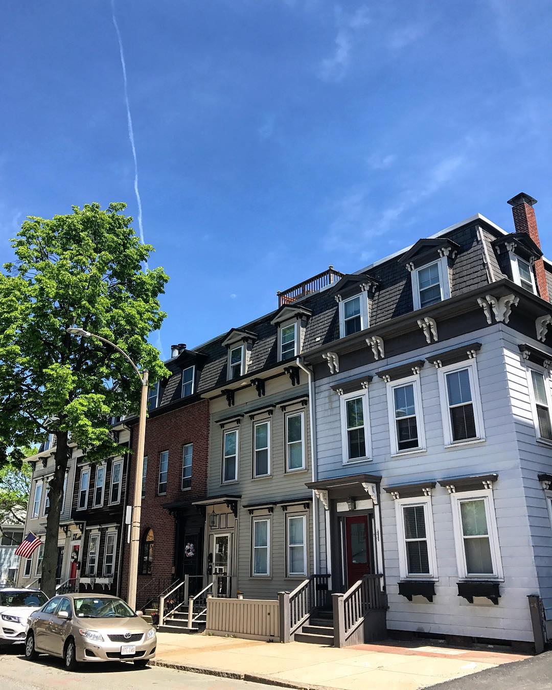 Brownstone homes in East Boston. Photo by Instagram user @elisapandamelie