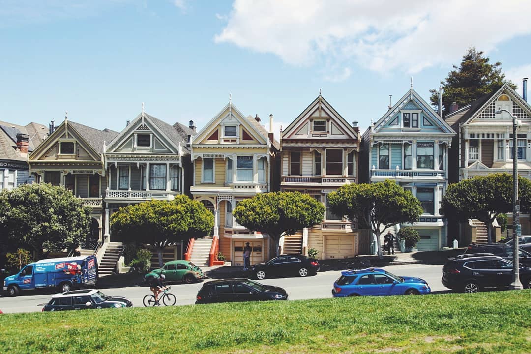 Picture of rowhouses from the show Full House. Photo by Instagram user @tigerladyy