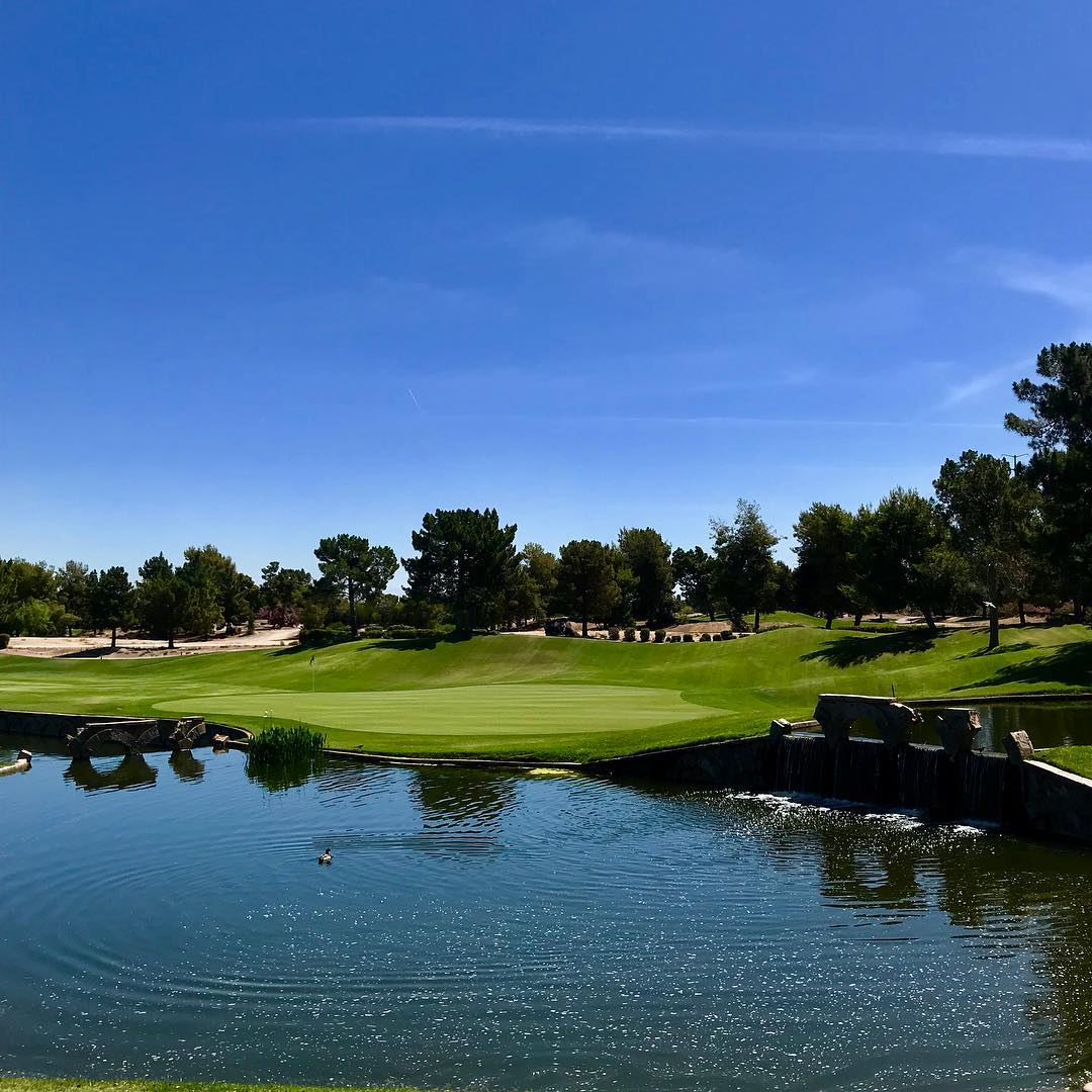 Putting green near water at the Raven Golf Club in Phoenix. Photo by Instagram user @_andresjimenez