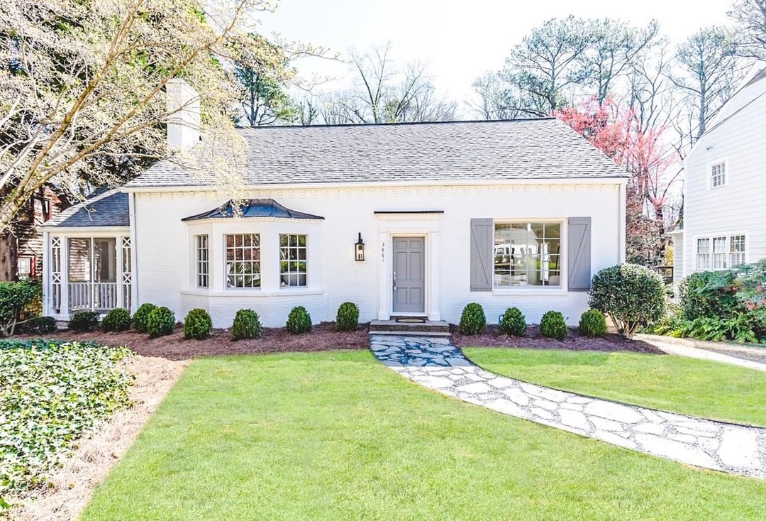 White cottage home with a green front yard in North Buckhead in Atlanta. Photo by Instagram user @ashleyaglialoro