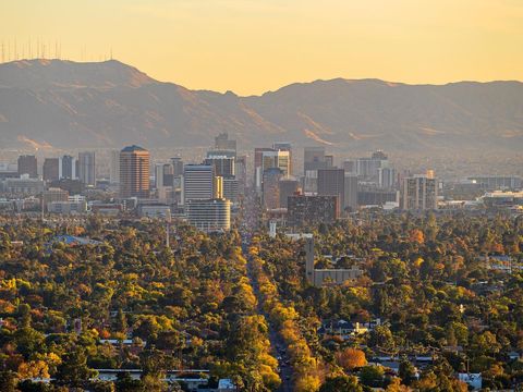 Phoenix metro at sundown. Photo by Instagram user @kbenne21