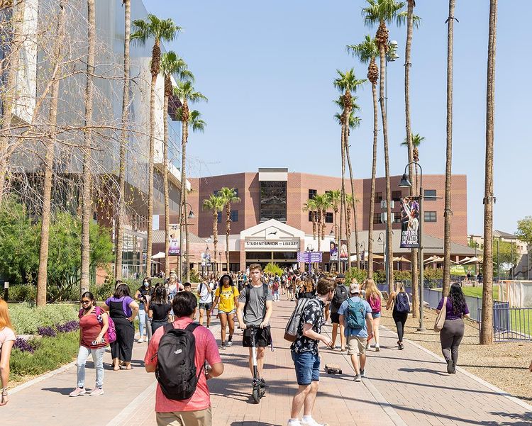 Students walking on the camps of Grand Canyon University. Phot by Instagram user @gcu