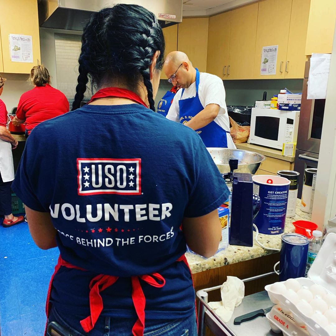 Woman volunteering for the USO. Photo by Instagram user @usojax