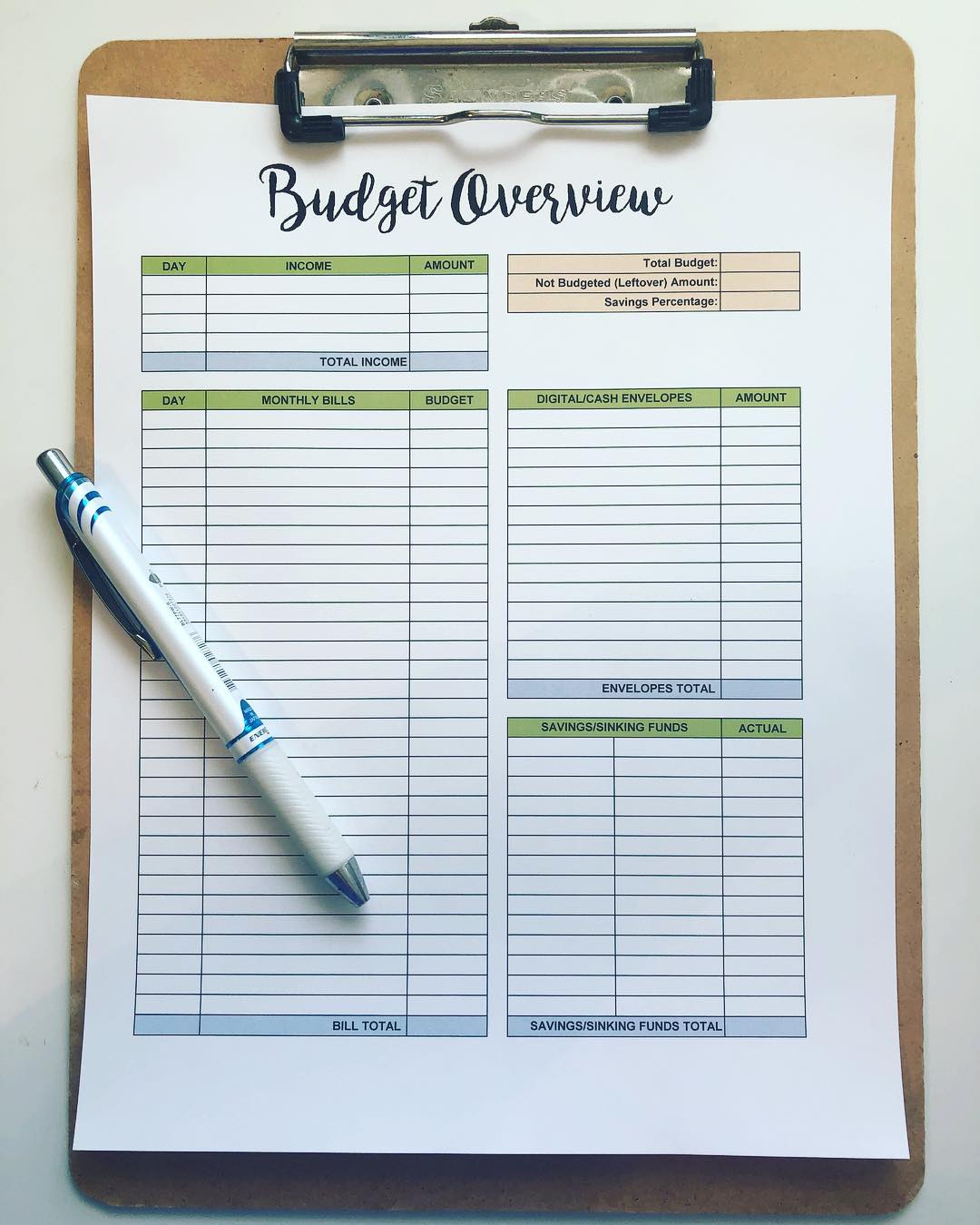 Budget sheet on clipboard. Photo by Instagram user @thebudgetlife_
