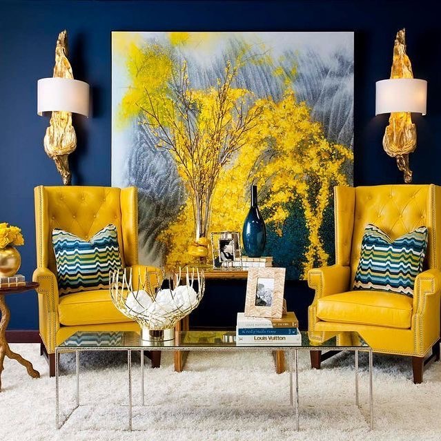 Living room with bright yellow chairs and decor with navy walls. Photo by Instagram user @poemasypoesias_