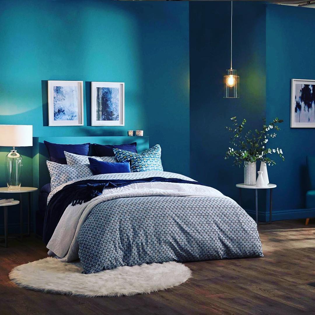 Bedroom with blue walls and all blue bedding and decor. Photo by Instagram user @mjbabymaking