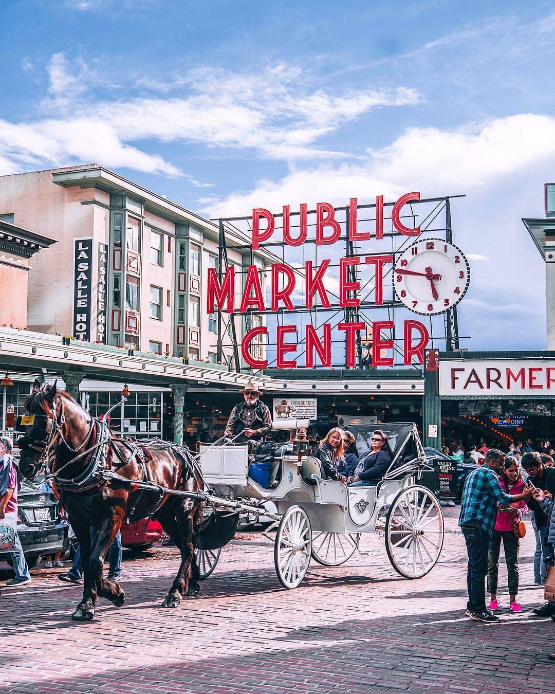 Horse and carriage outside of Pike Place Market in Seattle. Photo by Instagram user @nastasiaspassport