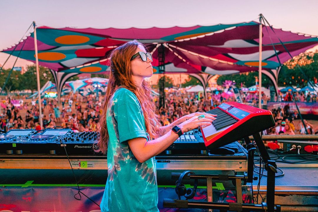 A woman playing keyboard at Sunset Music Festival in Tampa. Photo by Instagram user @tylerchurch