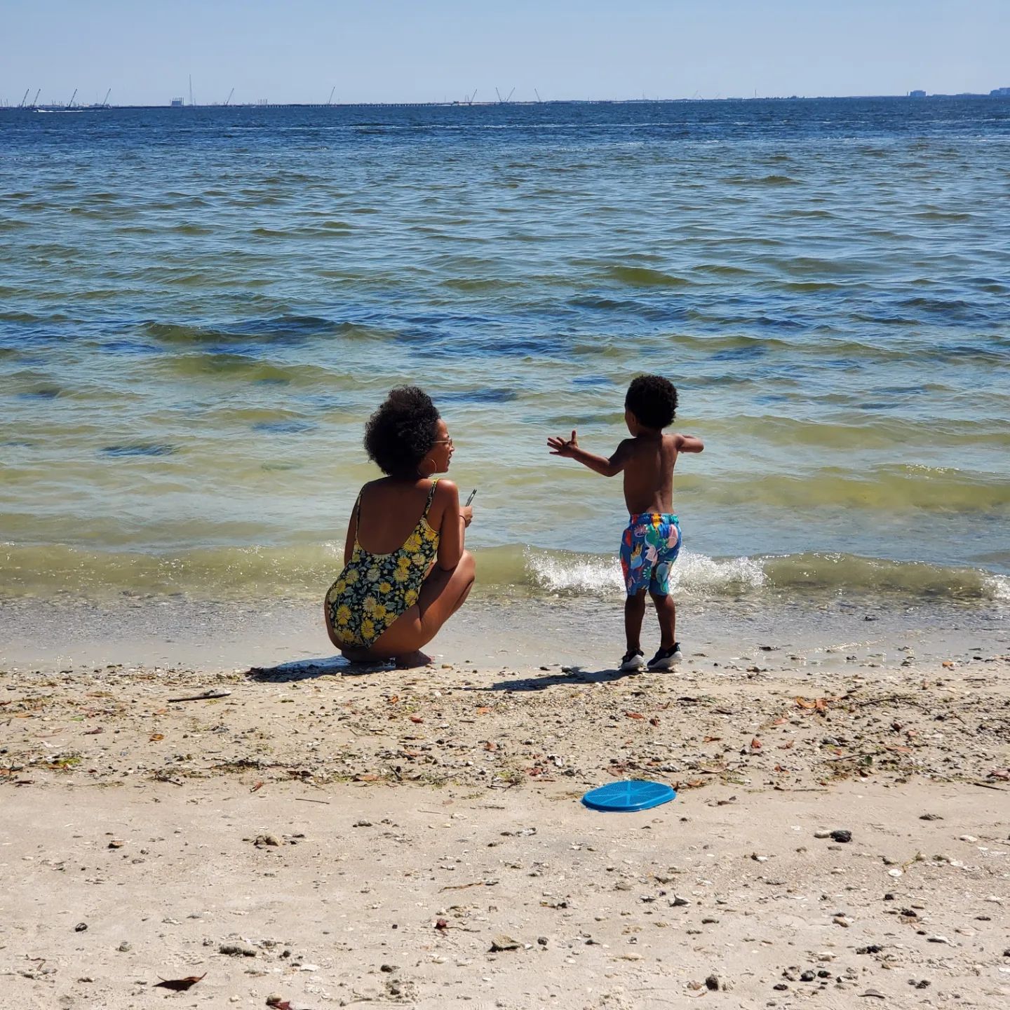 A mom and her child playing on the beach in Tampa. Photo by Instagram user @morelessrene