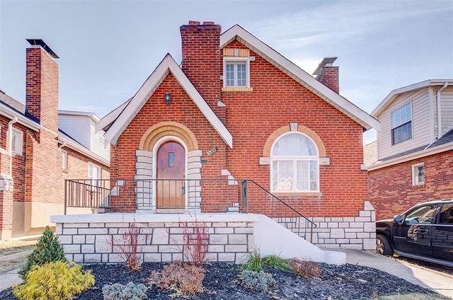 Brick house in St. Louis with a chimney and a rounded archway over the front door. Photo by Instagram user @closewithconnor.